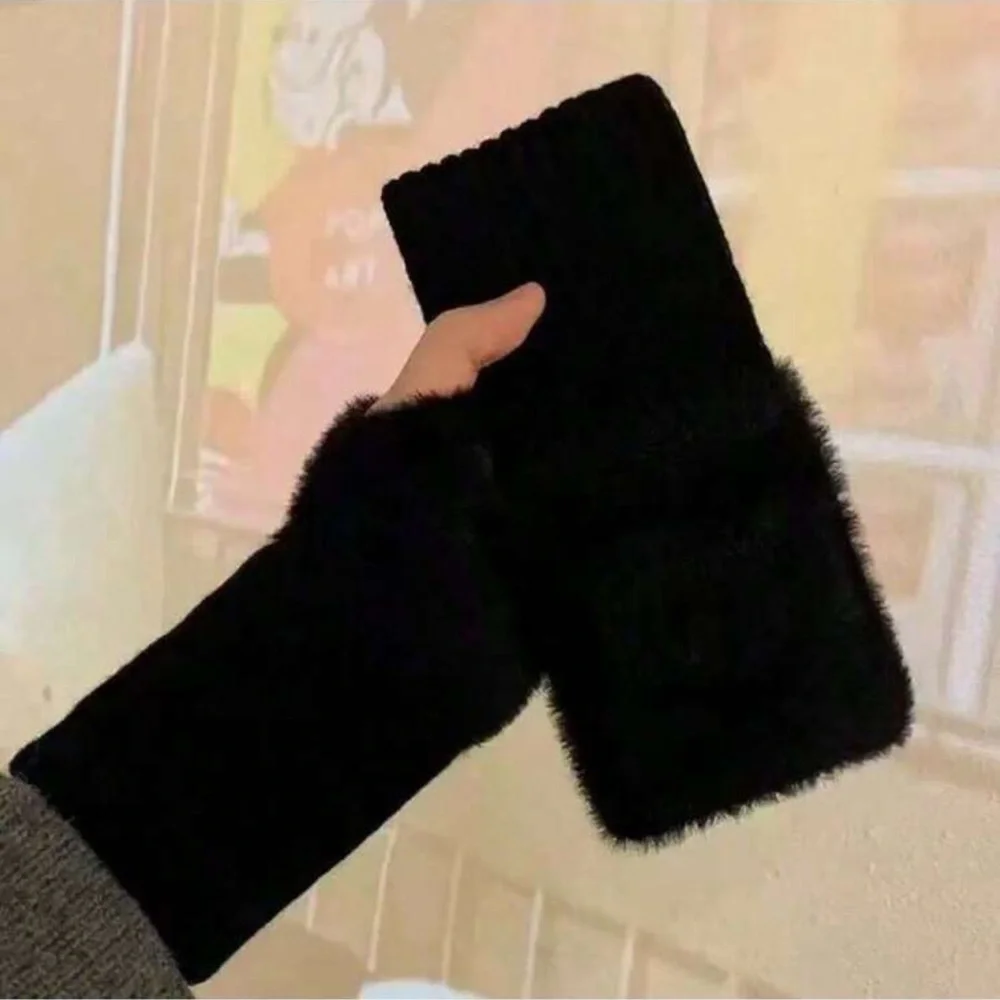 2Pair Of Elegant Black Fur-Trimmed Gloves